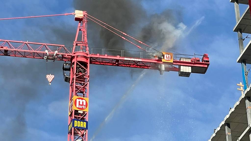 Feuerwehr klettert auf Kran – Es brennt wieder stärker