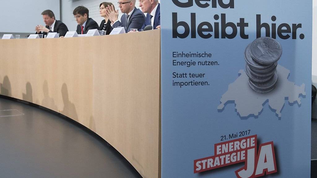 Die Befürworter der Energiestrategie haben gut drei Wochen vor der Abstimmung weiterhin die Nase vorn. (Archivbild)