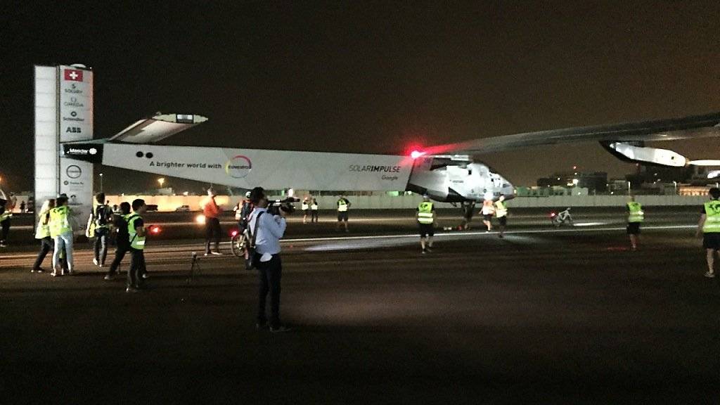Kurz nach 2 Uhr Schweizer Zeit ist Bertrand Piccard mit dem Solarflugzeug «Solar Impulse 2» in Abu Dhabi gelandet - die Weltumrundung ist damit abgeschlossen.