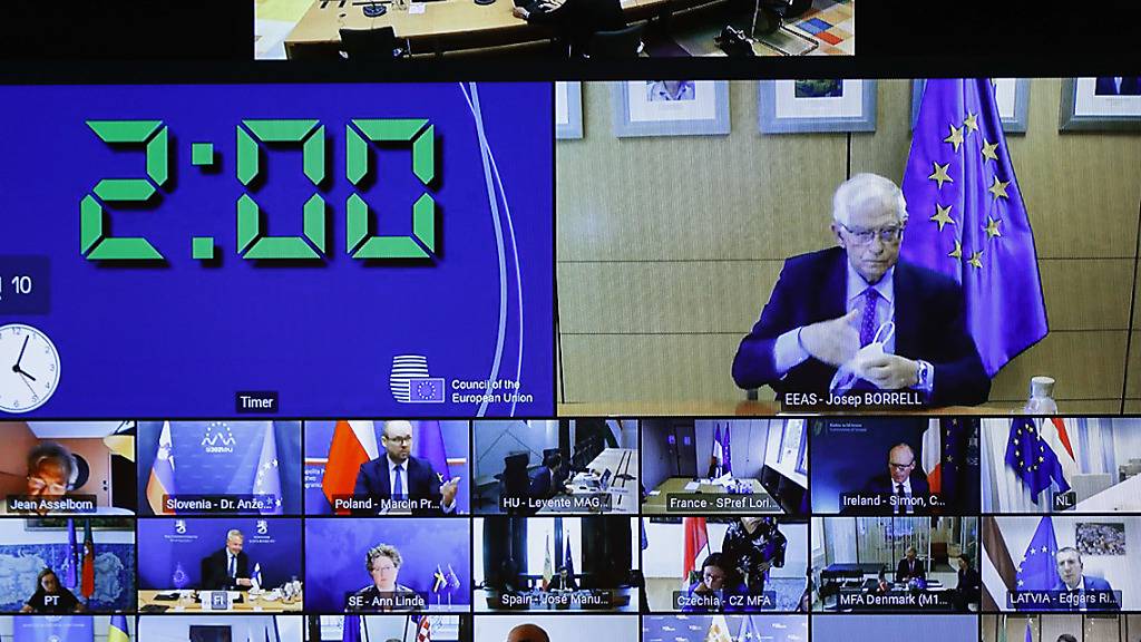 Ein Bildschirm im Gebäude des Europäischen Rates zeigt den Eu-Außenbeauftragten Josep Borrell (oben r), der während einer außerordentlichen Sitzung des Rates für Auswärtige Angelegenheiten per Videokonferenz zu den Außenministern und Vertretern der Europäischen Union spricht. Foto: Johanna Geron/Pool Reuters/AP/dpa