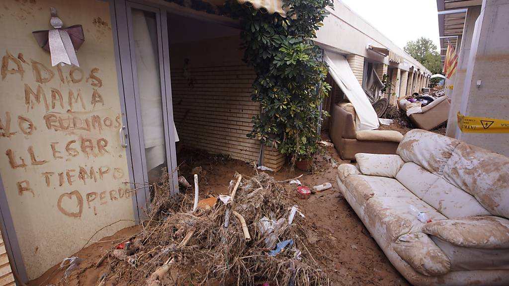 An der Wand eines Rentnerzentrums steht: «Auf Wiedersehen, Mama. Wir sind nicht pünktlich angekommen. Sorry» nach Überschwemmungen in Picanya am Stadtrand von Valencia. Foto: Alberto Saiz/AP/dpa