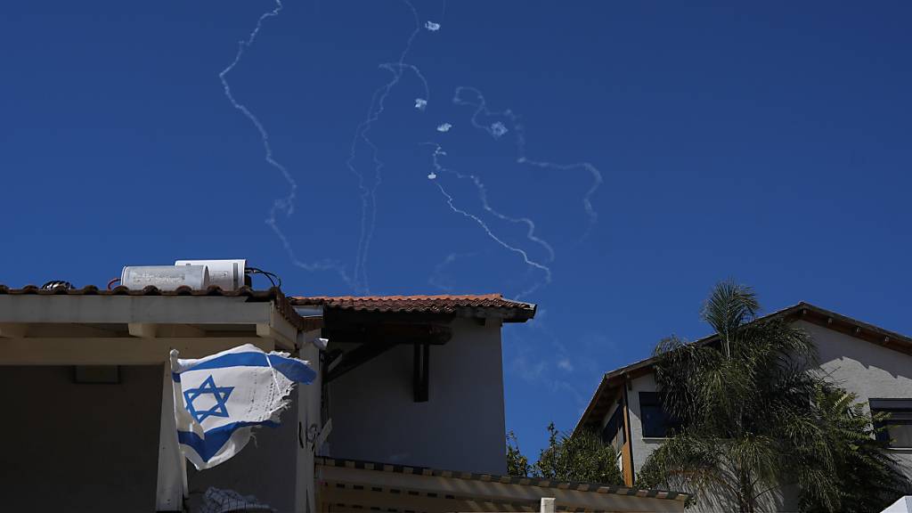 ARCHIV - Das israelische Luftabwehrsystem Iron Dome wehrt Raketen aus dem Libanon ab. Foto: Baz Ratner/AP/dpa