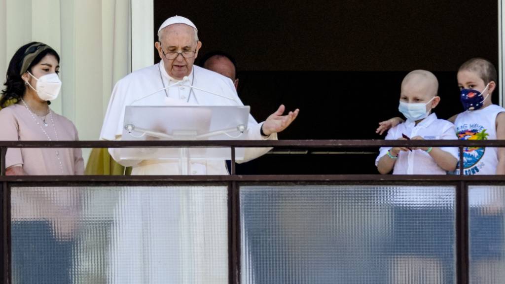 Papst Franziskus (2.v.l) steht gemeinsam mit onkologischen Patienten auf einem Balkon der Poliklinik «Agostino Gemelli», in die er am 04.07. für eine Darmoperation eingeliefert wurde, und spricht das Angelus-Gebet. Foto: Alessandra Tarantino/AP/dpa