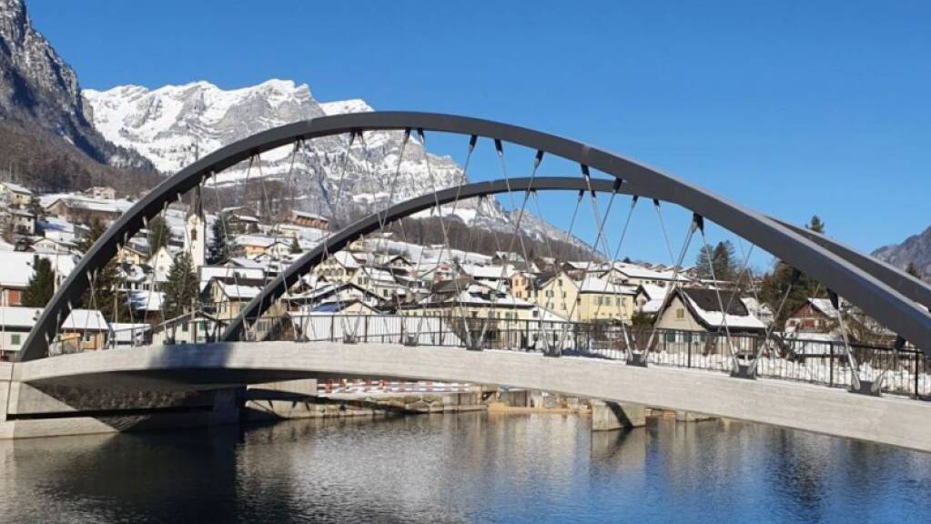 Die neue Linthbrücke in Mitlödi hat eine gewölbte Fahrbahn aus Stahlbeton und ein bogenförmiges Haupttragwerk aus Stahl.