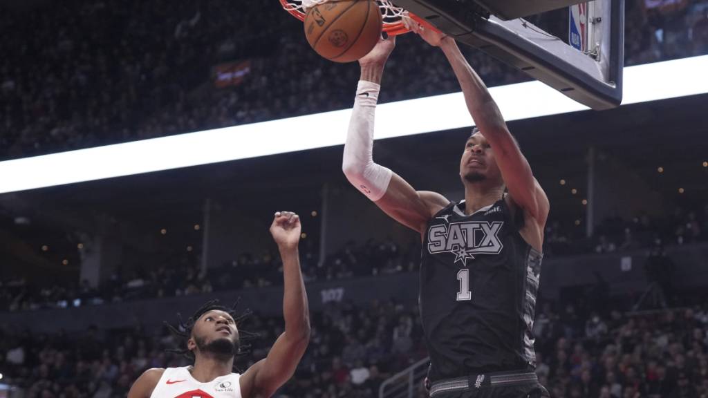 Victor Wembanyama (rechts) mit einem Dunk