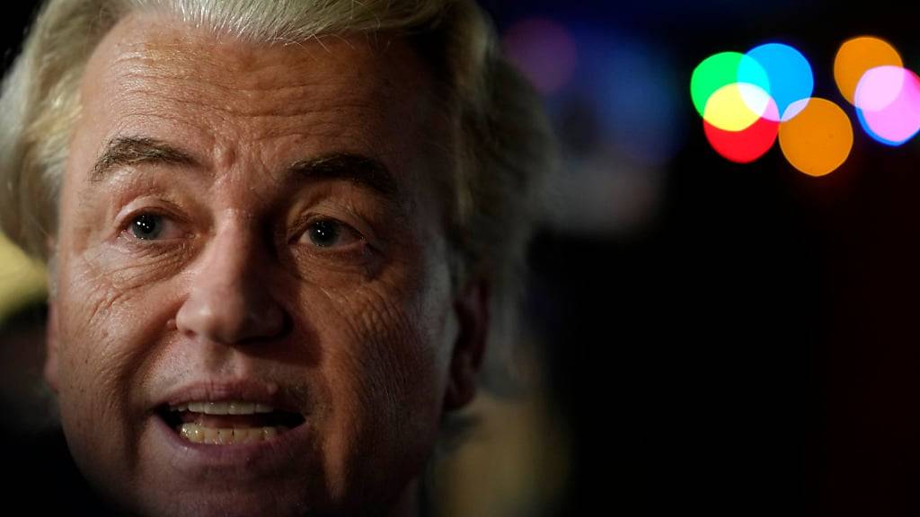ARCHIV - Geert Wilders, Vorsitzender der Partei für die Freiheit (PVV), beantwortet Fragen der Medien nach der Bekanntgabe der ersten vorläufigen Ergebnisse der Parlamentswahlen. Foto: Peter Dejong/AP/dpa