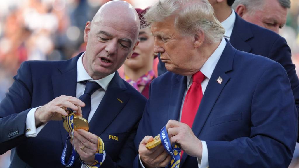 Fifa-Präsident Gianni Infantino (links) pflegt ein gutes Verhältnis zum US-Präsidenten Donald Trump - und steht deshalb in der Kritik. (Archivbild)