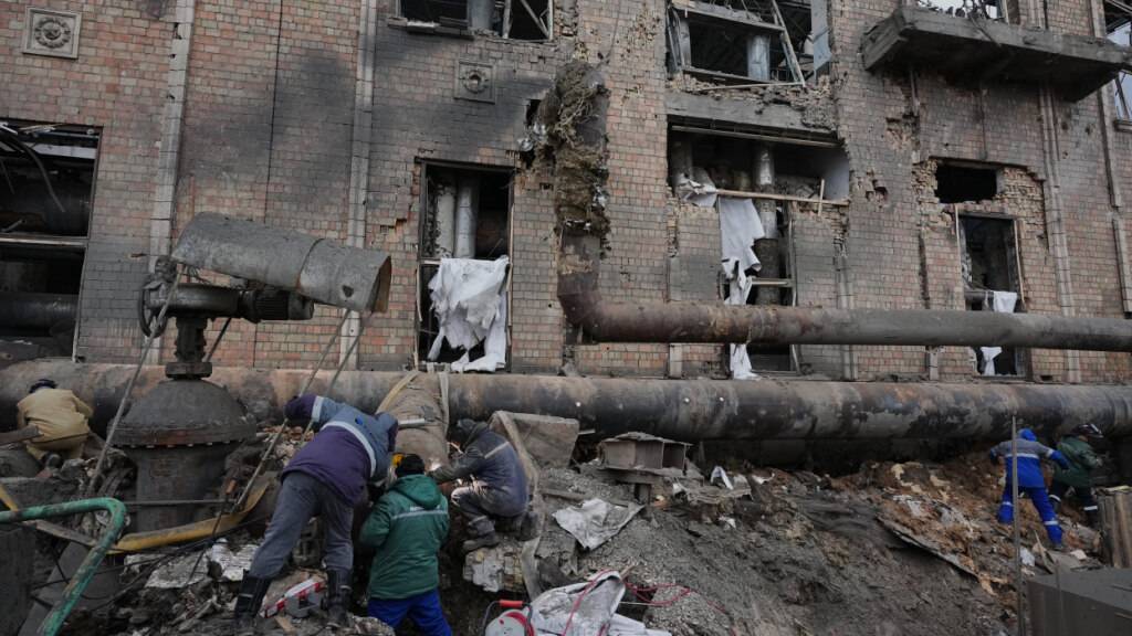 Arbeiter beseitigen Schäden im Wärmekraftwerk Darnyzja nach einem russischen Angriff in Kiew. Foto: Sergei Grits/AP/dpa