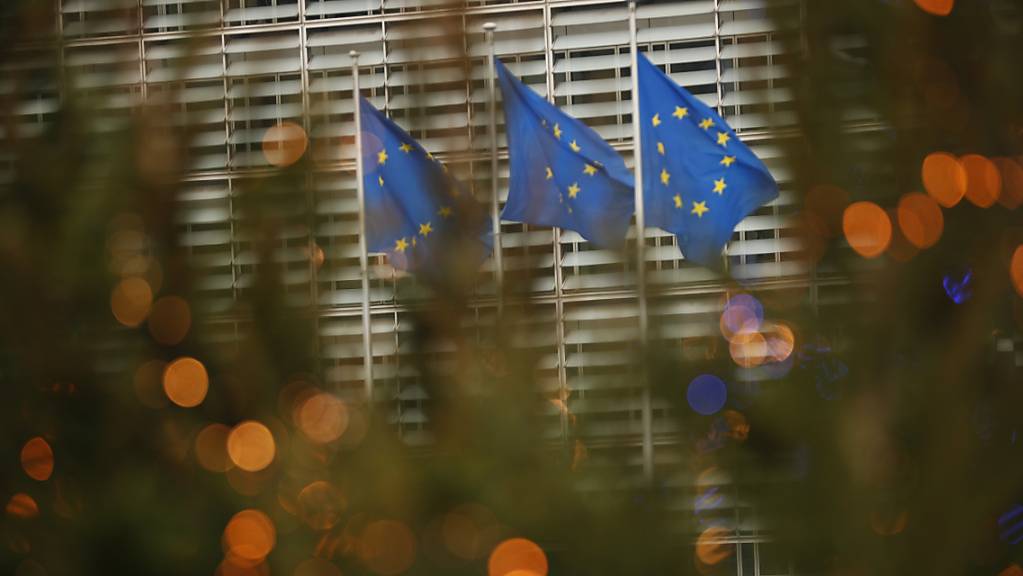 Drei Fahnen in den Farben der EU-Flagge flattern im EU-Hauptquartier im Wind. Foto: Francisco Seco/AP/dpa