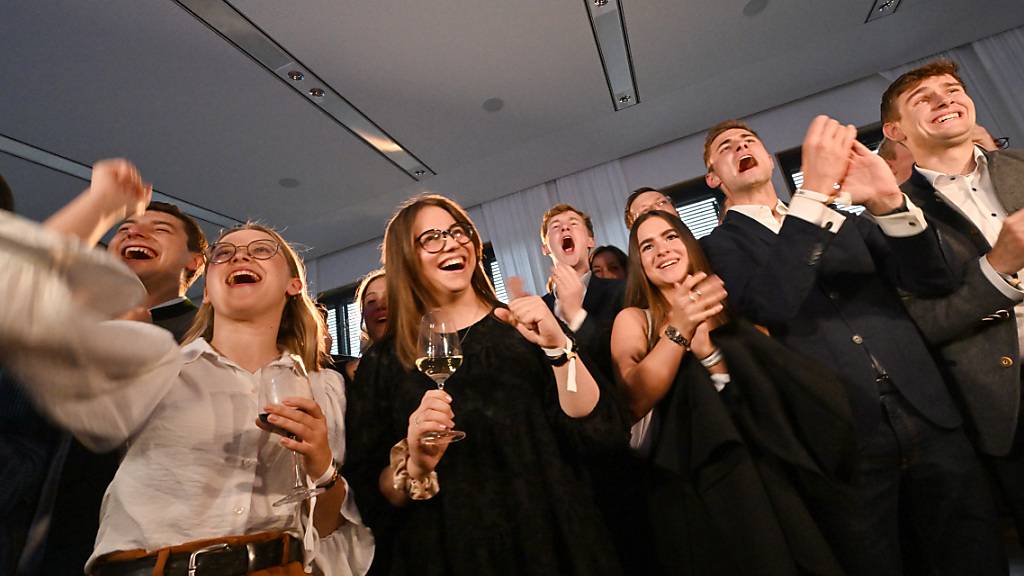 Anhänger der CSU reagieren bei der Wahlparty nach der Bekanntgabe der ersten Prognose zur Landtagswahl in Bayern. Foto: Peter Kneffel/dpa