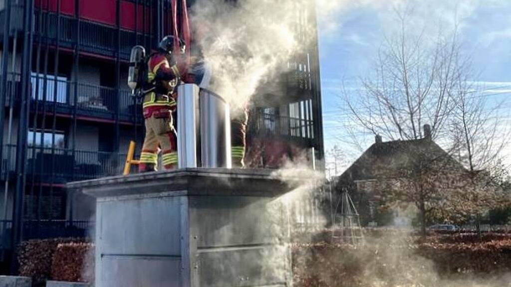 Ein Unterflurcontainer an der Riedbachstrasse in Bern ist am Samstagmorgen in Brand geraten.