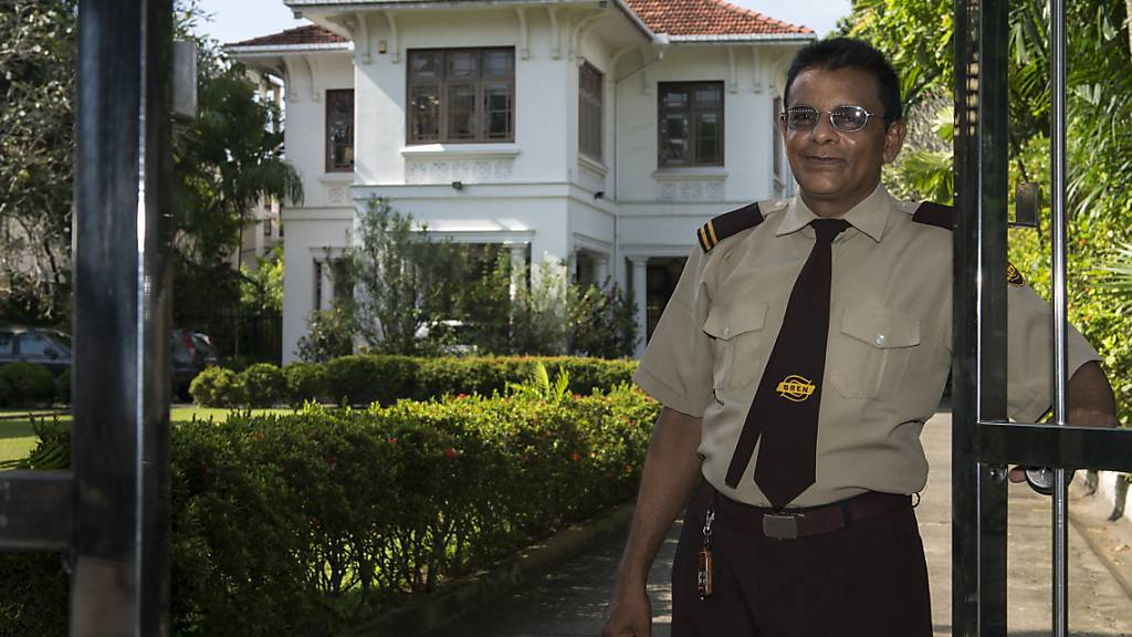 Ein Sicherheitsbeamter vor der Schweizer Botschaft in Colombo, Sri Lanka. (Archivbild)