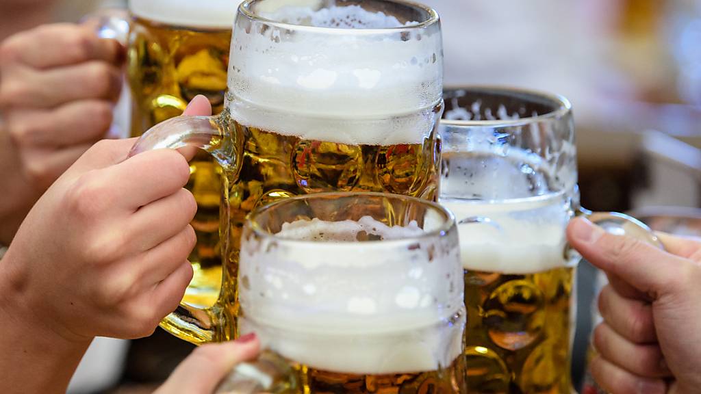 Bierliebhaber können vorerst aufatmen: Die weltweite Bierproduktion ist 2022 trotz schlechter Hopfenernte überraschend gestiegen. (Archivbild)