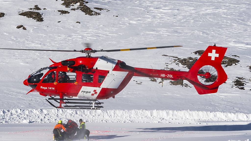 Die Rettungsflugwacht hat am Mittwoch einen 34-jährigen Skitourengänger nach einem Lawinenunglück in Pontresina GR schwer verletzt in kritischem Zustand ins Spital geflogen. (Archivbild)