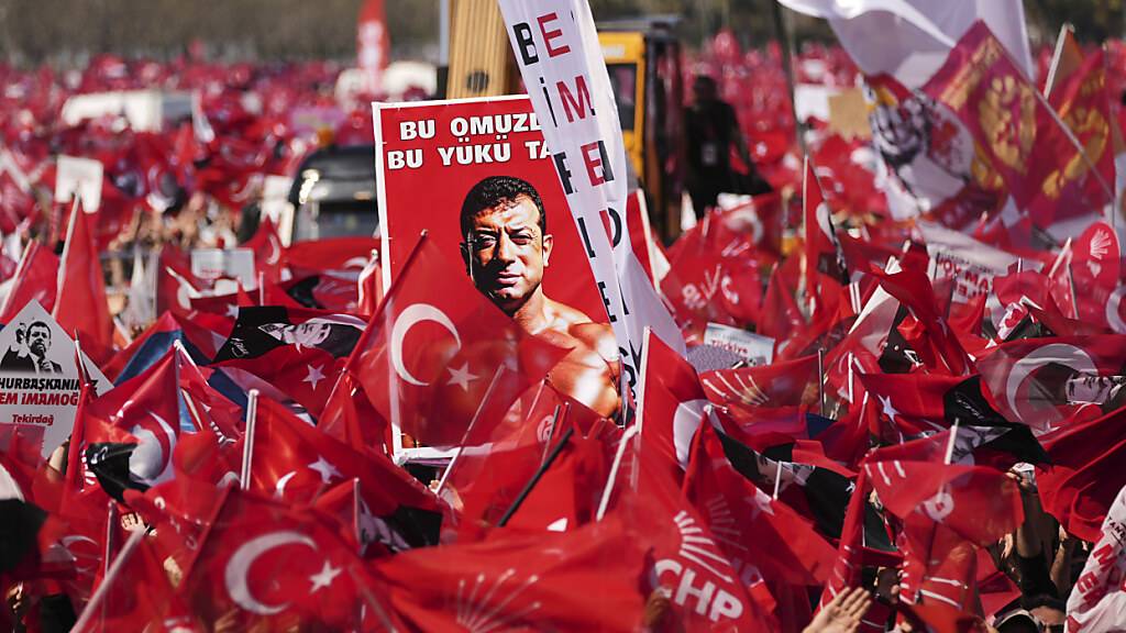 ARCHIV - Demonstranten schwenken Fahnen während einer Kundgebung der Republikanischen Volkspartei (CHP) gegen die Verhaftung des Bürgermeisters von Istanbul. Foto: Francisco Seco/AP/dpa