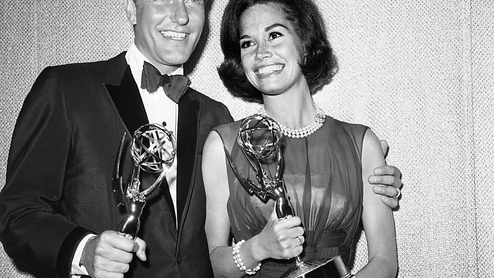 Nicht nur in der Schornsteinfeger-Rolle erfolgreich: US-Schauspieler Richard Wayne «Dick» Van Dyke freut sich zusammen mit  Kollegin Mary Tyler Moor über ihre Emmys für die «The Dick Van Dyke Show». Foto: --/AP/dpa