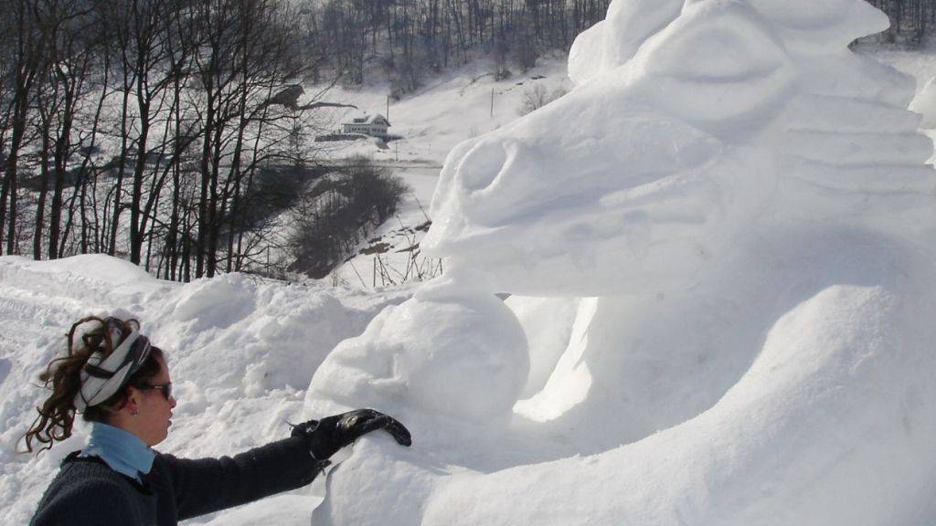 Eine Schnee-Bildhauerin an der Arbeit (Archivbild: Sculptura)