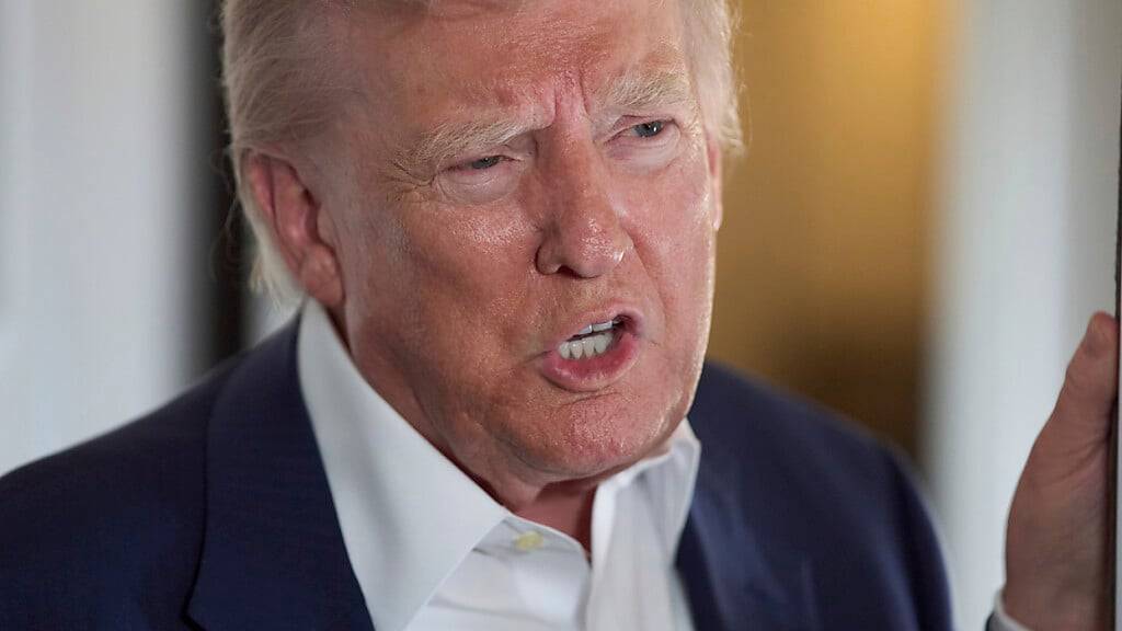 US-Präsident Donald Trump spricht mit Reportern in der Air Force One. Foto: Evan Vucci/AP/dpa