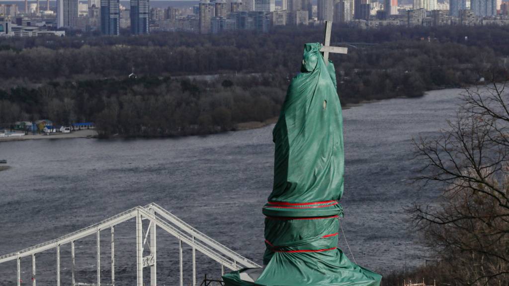 ARCHIV - Eine spezielle Konstruktion schützt das Denkmal von Fürst Wolodymyr dem Großen vor möglichem russischen Beschuss im Park auf dem Wolodymyr-Hügel. Foto: -/Ukrinform/dpa/Archivbild