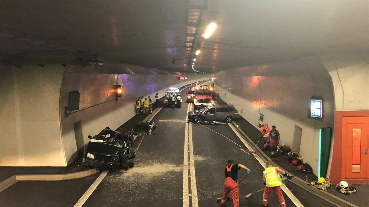 Im Tunnel San Fedele kollidierten zwei Personenwagen.