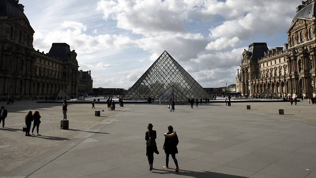 Der Louvre in Paris ist nach monatelanger Schliessung wegen des Coronavirus ab heute Montag für das Publikum wieder geöffnet. (Archivbild)