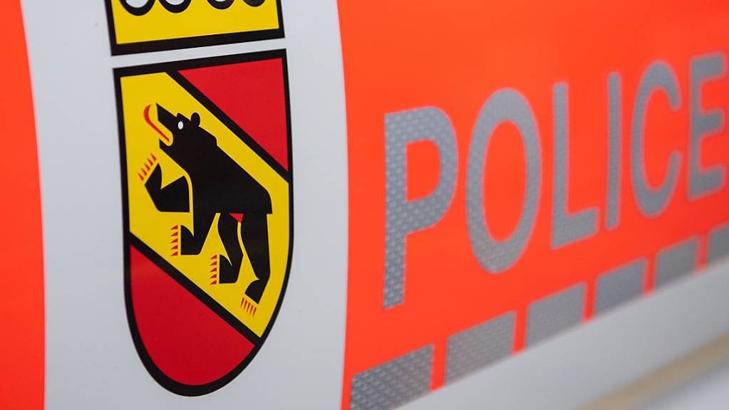 Die Kantonspolizei Bern sucht nach der Sprengung eines Geldautomaten in Reconvilier Zeugen. (Symbolbild)
