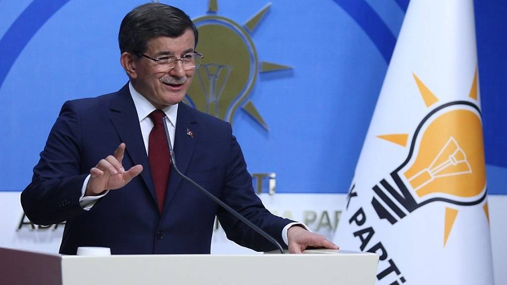 Der türkische Ministerpräsident kündigt seinen Rücktritt als Chef der Regierungspartei AKP und damit auch als Regierungschef an.
