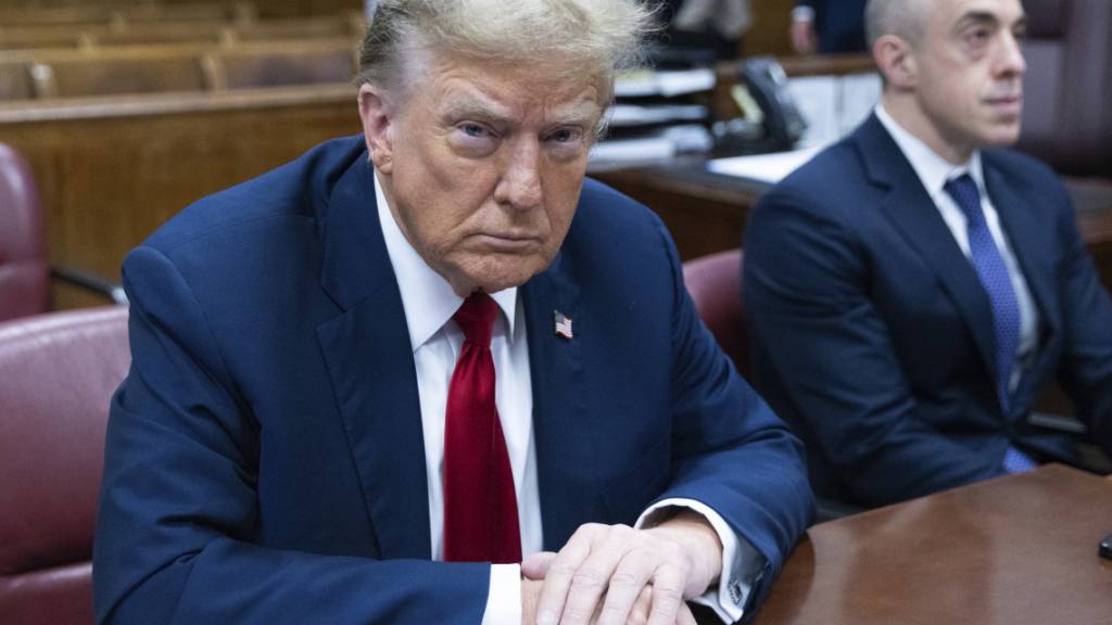 Mit Donald Trump sitzt erstmals in der Geschichte der Vereinigten Staaten ein früherer US-Präsident bei einem Strafprozess auf der Anklagebank. Foto: Jeenah Moom/Pool Bloomberg via AP/dpa