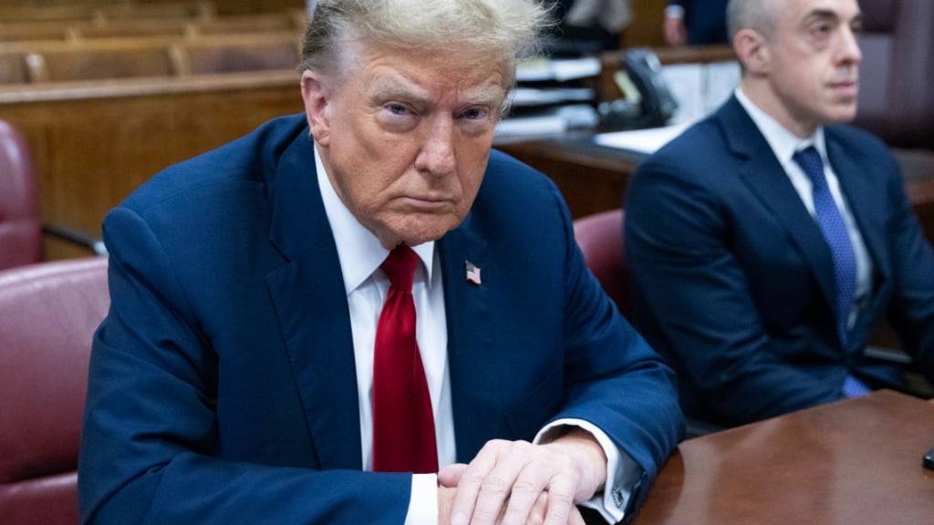 Mit Donald Trump sitzt erstmals in der Geschichte der Vereinigten Staaten ein früherer US-Präsident bei einem Strafprozess auf der Anklagebank. Foto: Jeenah Moom/Pool Bloomberg via AP/dpa