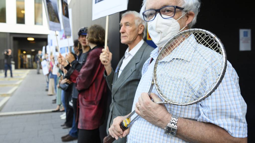 Dutzende Klimaaktivisten und Vertreter der Bewegung «Grosseltern für das Klima» bekunden vor dem Gerichtsgebäude in Renens ihre Unterstützung für die Angeklagten.