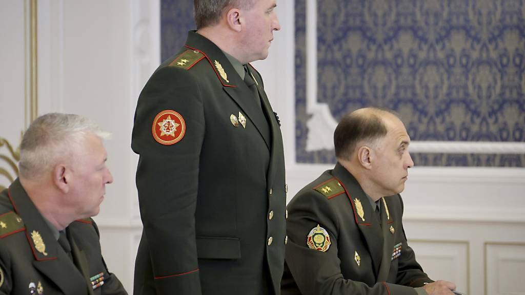ARCHIV - Verteidigungsminister Viktor Chrenin (M) hat die Militärdoktrin von Belarus überarbeitet. Foto: Nikolai Petrov/BelTA Pool/AP/dpa