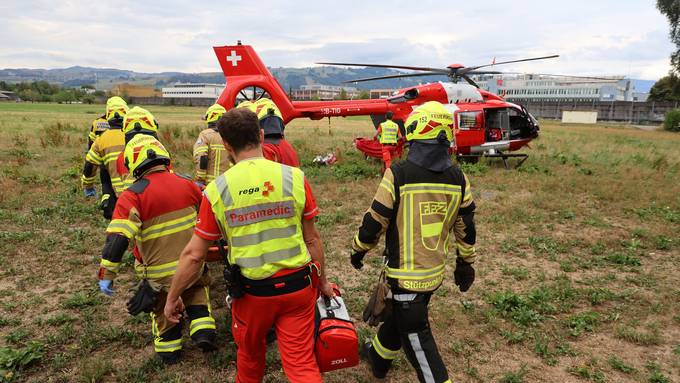 Mann in Steinhausen bei Arbeitsunfall schwer verletzt