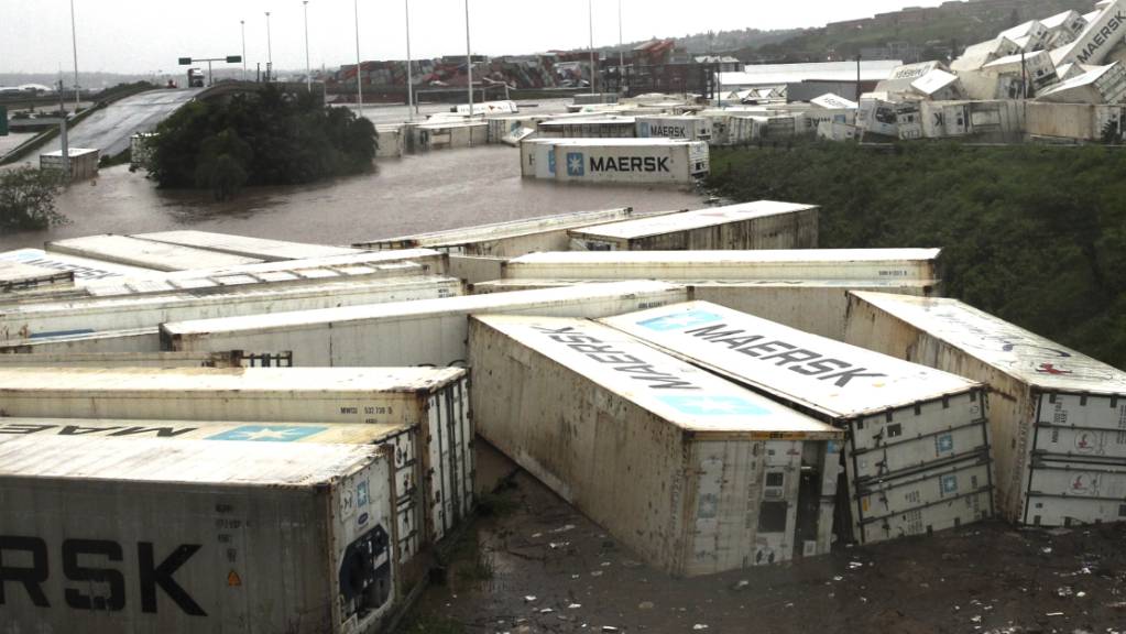 Blick auf von den Überschwemmungen mitgerissene und durcheinander geworfene Schiffscontainer. In Südafrika haben die Aufräumarbeiten nach der bislang schlimmsten aufgezeichneten Unwetter-Katastrophe begonnen.