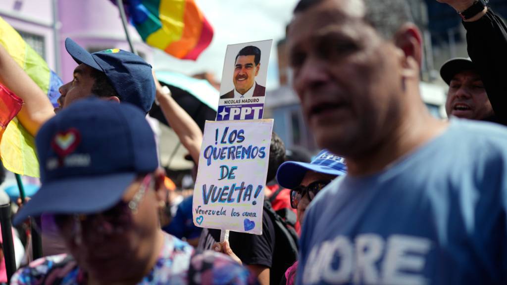 Anhänger der venezolanischen Regierung fordern die Freilassung des venezolanischen Präsidenten Maduro und seiner Frau Flores, die von den US-Spezialheinheiten gefangen genommen wurden. Foto: Ariana Cubillos/AP/dpa
