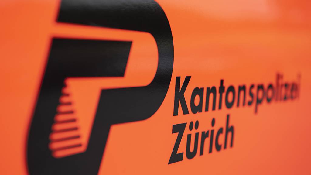 Logo der Kantonspolizei Zürich auf einem Einsatzfahrzeug. (Archivbild)