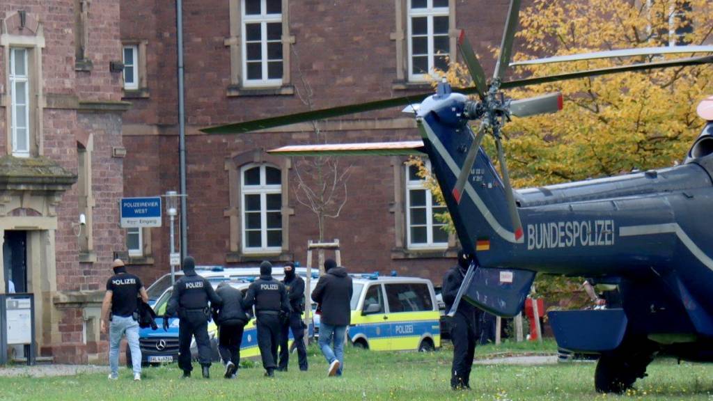 Polizisten bringen den mutmaßlichen IS-Unterstützer zur Haftvorführung. Foto: René Priebe/dpa