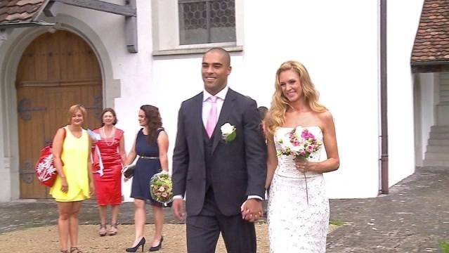 Jennifer Ann Gerber vor dem Traualtar