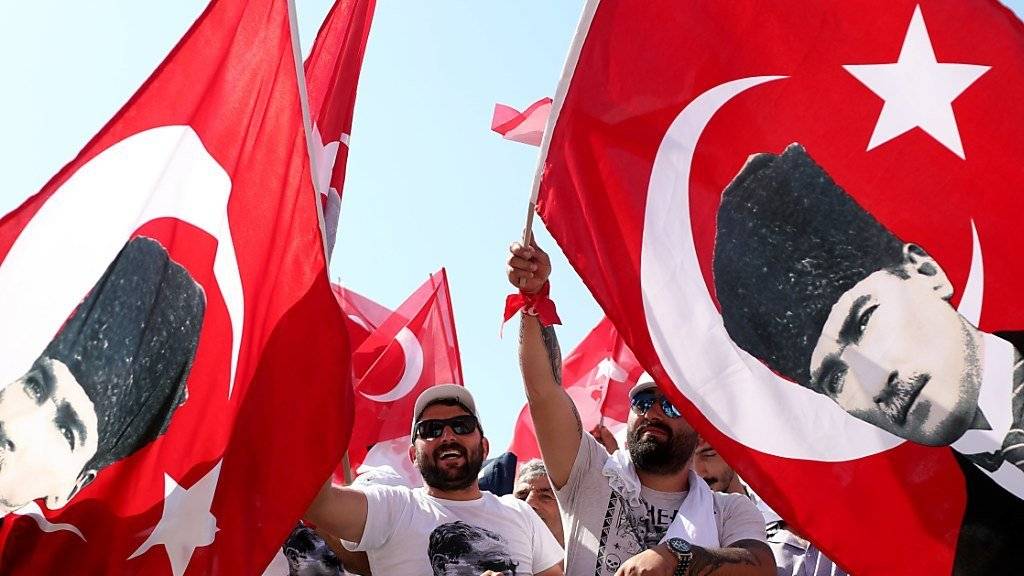 In Istanbul demonstrierten Hunderttausende Anhänger der oppositionellen kemalistischen Partei CHP für Gerechtigkeit und ihren Vorsitzenden , Kemal Kilicdaroglu. Diese Demonstranten schwingen Fahnen mit dem Konterfei des türkischen Staatsgründers Mustafa Kemal Atatürk.
