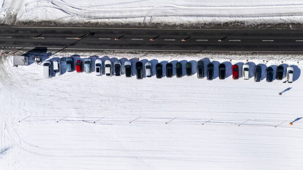 Die beiden Park-and-Ride-Parkplätze in Zernez bieten Platz für über 1400 Fahrzeuge. Heute Morgen waren noch viele Plätze frei.