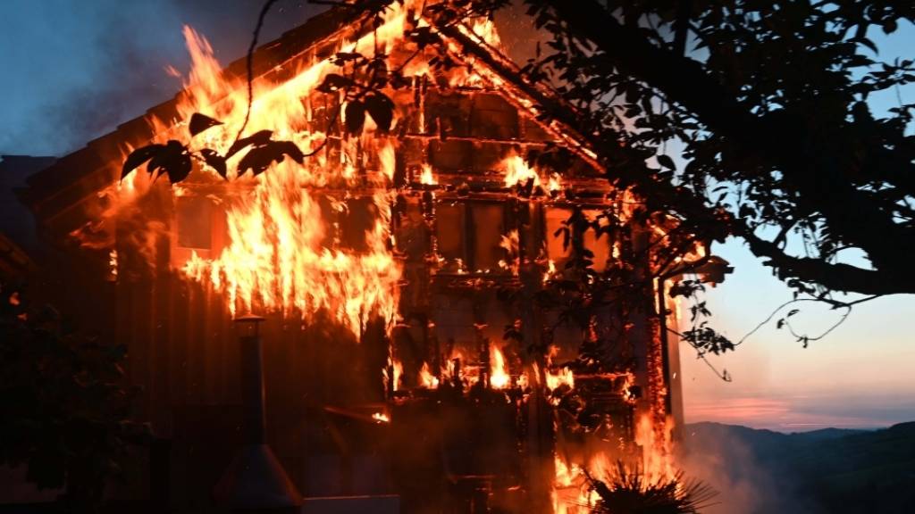 Die Bewohnerinnen und Bewohner dieses Einfamilienhauses konnten sich vor dem Brand alle in Sicherheit bringen.