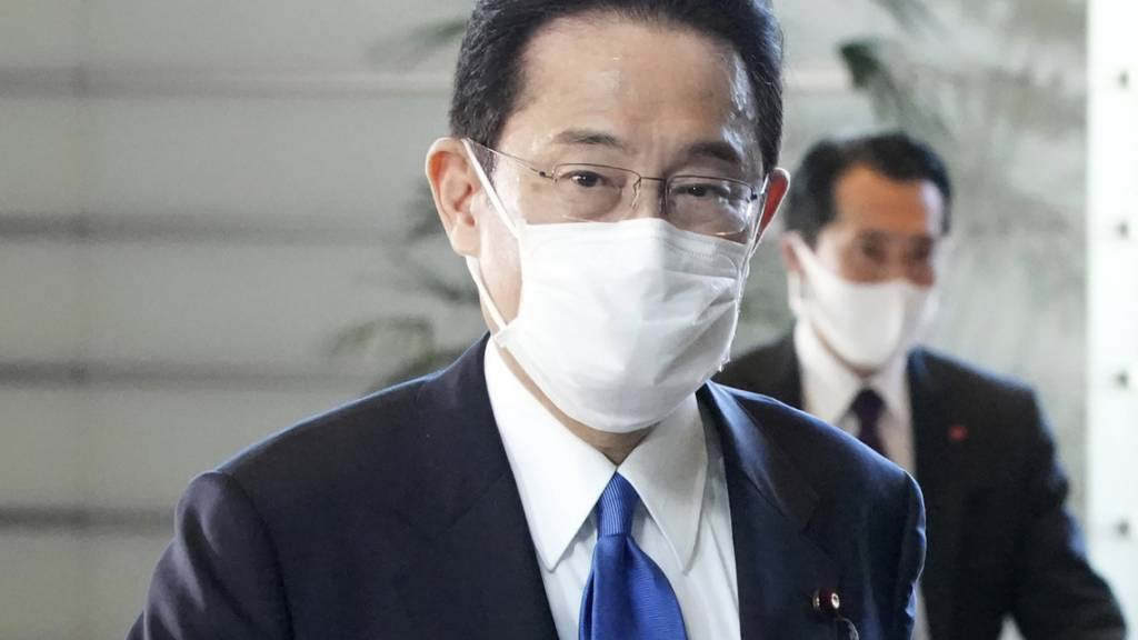 Japans gewählter Premierminister Fumio Kishida kommt in seiner offiziellen Residenz in Tokio an. Kishida wurde in einer Parlamentsabstimmung formell zum neuen japanischen Premierminister gewählt und löste damit Yoshihide Suga ab. Foto: Eugene Hoshiko/AP/dpa
