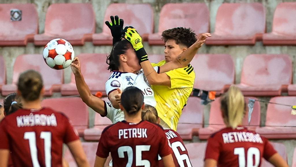 Sparta Prags Goalie Nikola Harantova verhinderte weitere Genfer Tore - wie hier gegen Magdalena Sobal