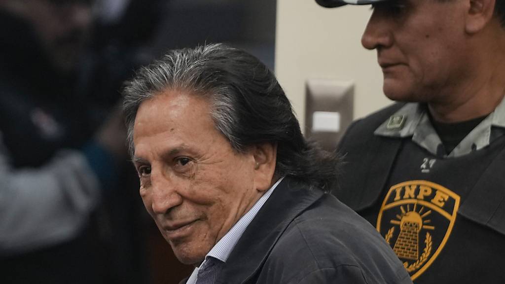 dpatopbilder - Der ehemalige peruanische Präsident Alejandro Toledo nimmt an einer Gerichtsverhandlung teil. Foto: Guadalupe Pardo/AP