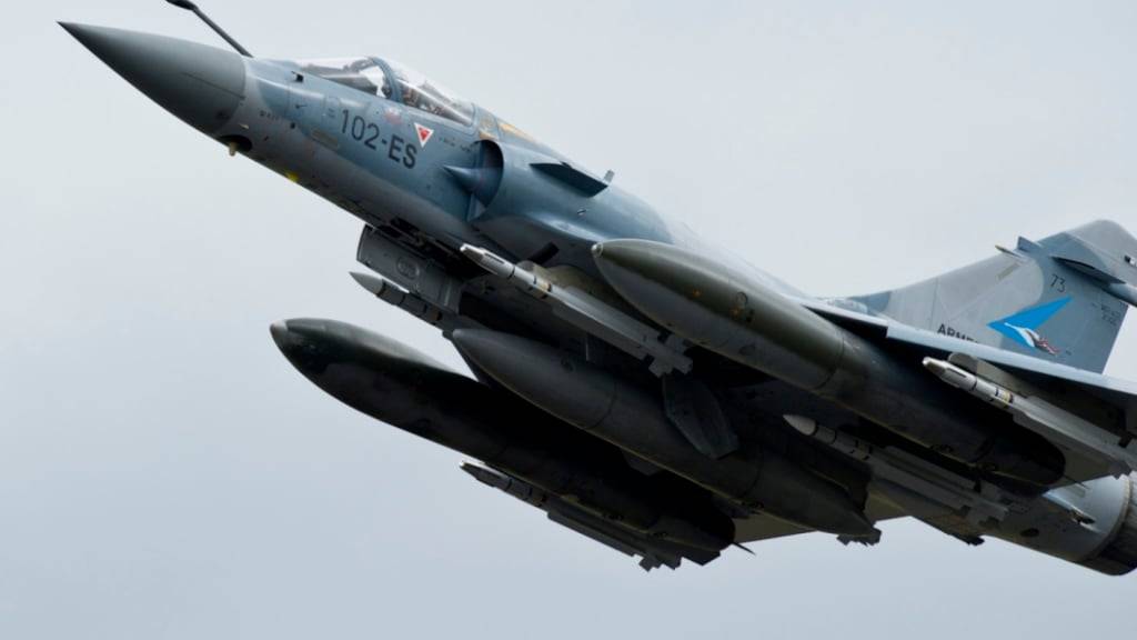 ARCHIV - Frankreichs Präsident Emmanuel Macron hat der Ukraine französische Mirage-Kampfjets zugesagt. Foto: Anthony Jeuland/dpa
