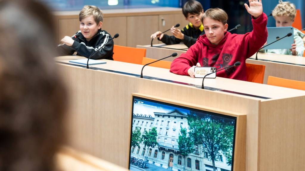 Bei Keystone-SDA nahmen Schulkinder unter anderem im Medienzentrum des Bundes in Bern die Rolle der Journalisten an einer «Bundesratsmedienkonferenz» ein.