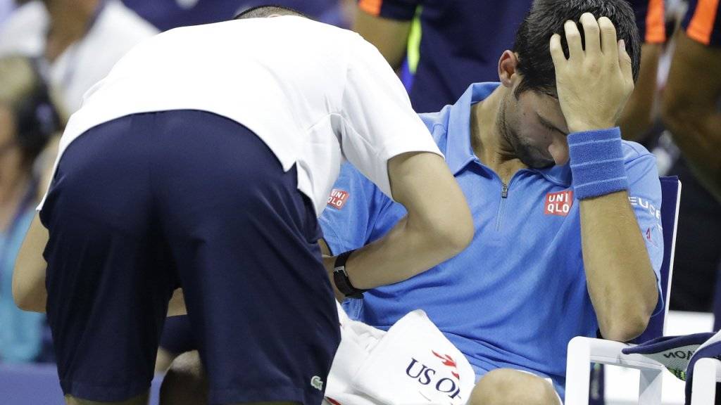 Wie fit ist Novak Djokovic? Die Weltnummer 1 liess sich beim Erstrunden-Sieg am US Open am rechten Arm behandeln