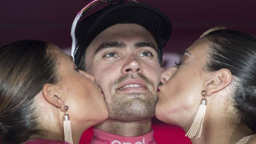 Küsschen für Etappensieger und Giro-Leader Tom Dumoulin