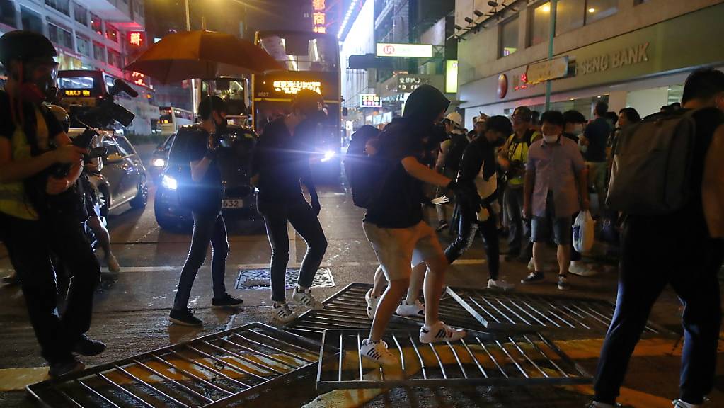 Prodemokratische Regierungskritiker stellten Metallbarrieren nahe dem Chung Yeung Fest auf, an dem der Toten gedacht wird, um die Polizei fernzuhalten.