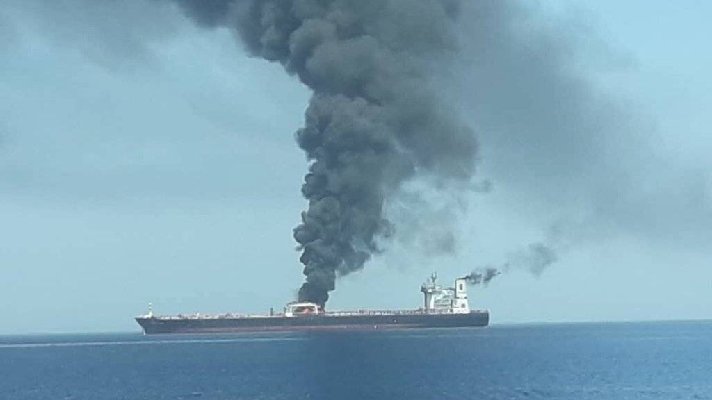 Der norwegische Öltanker Front Altair stand im Golf von Oman am Donnerstag nach einem mutmasslichen Angriff in Flammen.