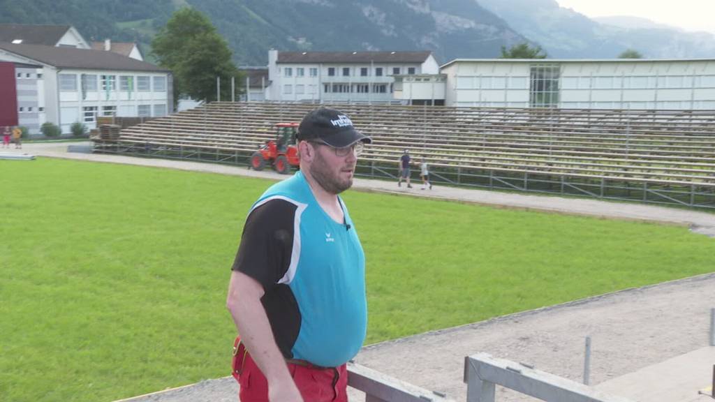 Eidgenosse Andi Imhof hilft beim Aufbau für das ISAF